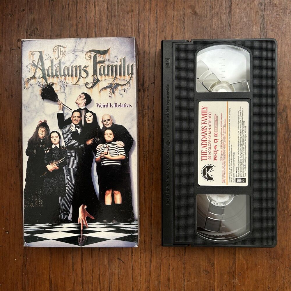 The ADDAMS FAMILY VHS - Christopher Lloyd Raul Julia Anjelica Huston